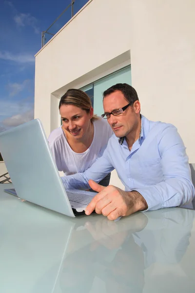 Couple utilisant un ordinateur portable — Photo