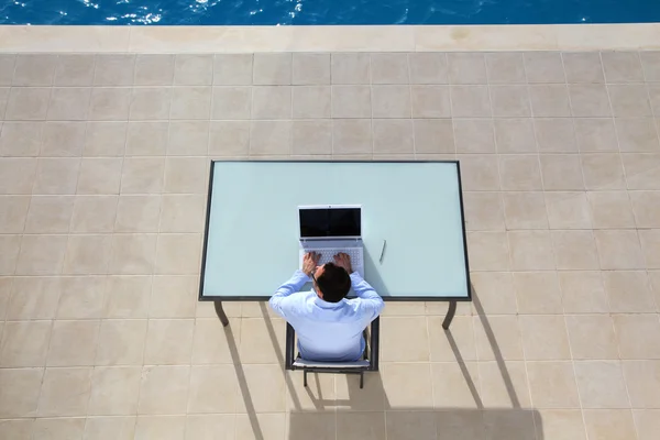 Man använda dator av swimmingpool — Stockfoto