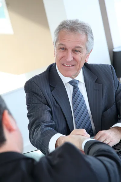 Real-estate-agent shaking hand to new property owner — Stock Photo, Image