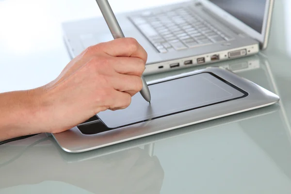 Hand using graphic tablet — Stock Photo, Image