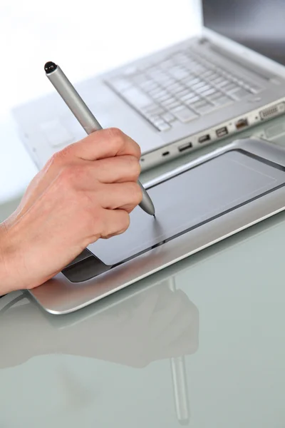Mão usando tablet gráfico — Fotografia de Stock