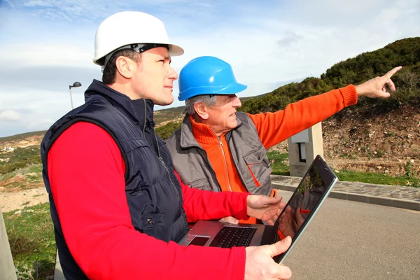 Construction workers with laptop computer — Stock Photo, Image