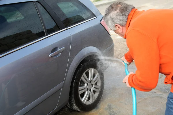 Hombre mayor lavando su coche —  Fotos de Stock