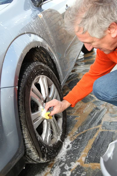 Hombre mayor lavando su coche —  Fotos de Stock