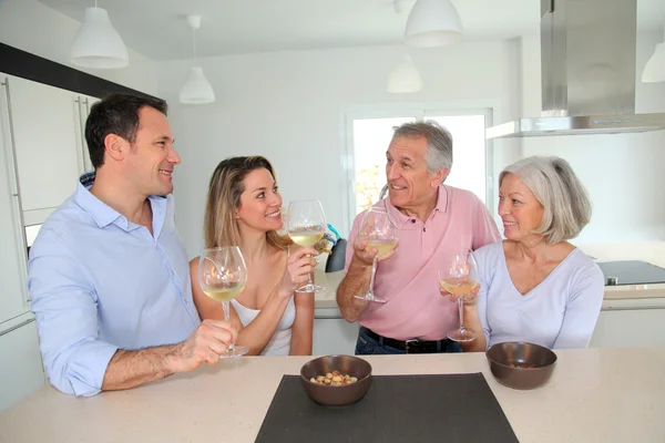 Familjen dricker vin — Stockfoto