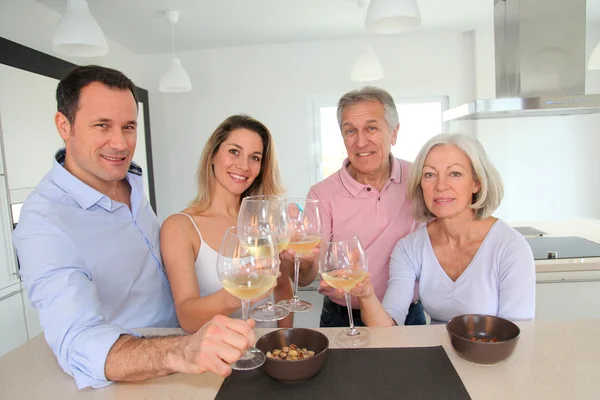Familie drinken van wijn — Stockfoto