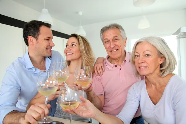 Rodina pití vína — Stock fotografie