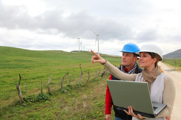 Ingénieurs travaillant sur le terrain des éoliennes — Photo