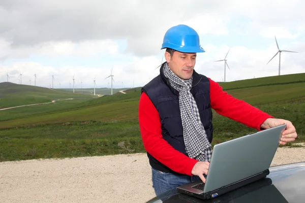 Ingeniero trabajando en el campo de las turbinas eólicas — Foto de Stock