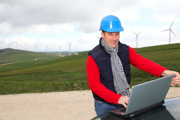 Ingeniero trabajando en el campo de las turbinas eólicas —  Fotos de Stock