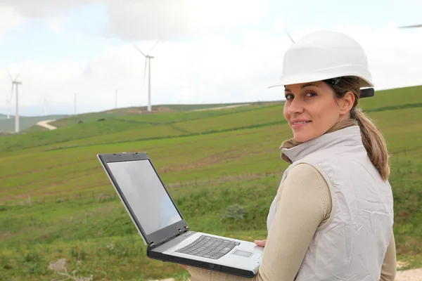 Ingeniero trabajando en el campo de las turbinas eólicas — Foto de Stock