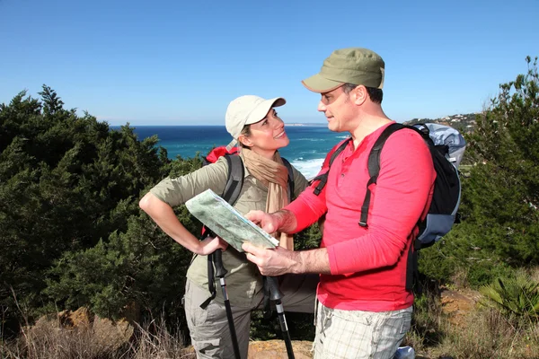 Couple looking at map on a hiking day — Stock Photo, Image