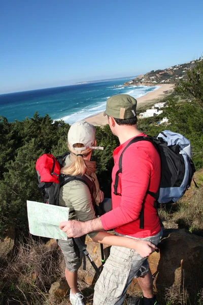 Couple looking at map on a hiking day — Stock Photo, Image
