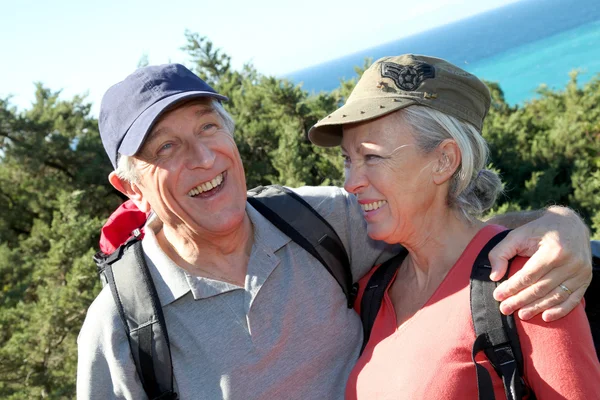 日にハイキングに年配のカップル — ストック写真