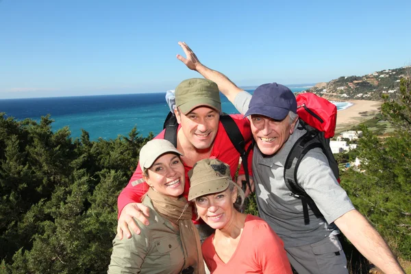 Retrato de grupo feliz de excursionistas — Foto de Stock