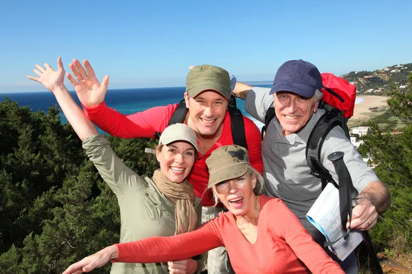 Ritratto di gruppo felice di escursionisti — Foto Stock