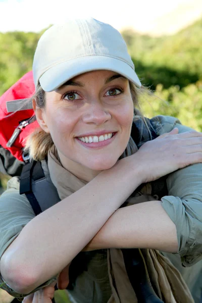 日にハイキングに笑顔の女性の肖像画 — ストック写真