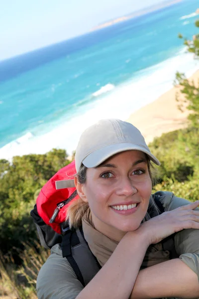 Gün hiking üzerinde gülümseyen kadın portresi — Stok fotoğraf