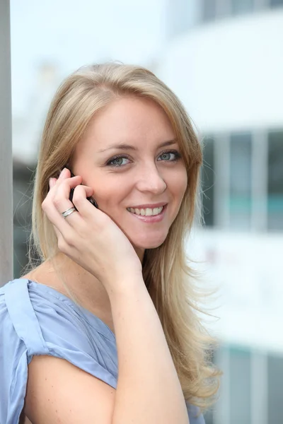 Mladá blonďatá žena s mobilním telefonem — Stock fotografie