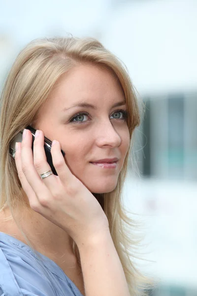 Mujer rubia joven con teléfono móvil — Foto de Stock