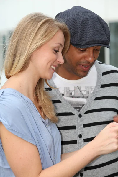 Telefon ile genç bir çift — Stok fotoğraf