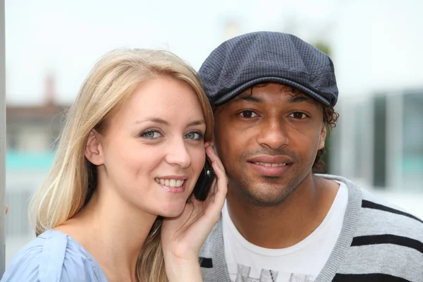 Mladý pár s telefonem — Stock fotografie