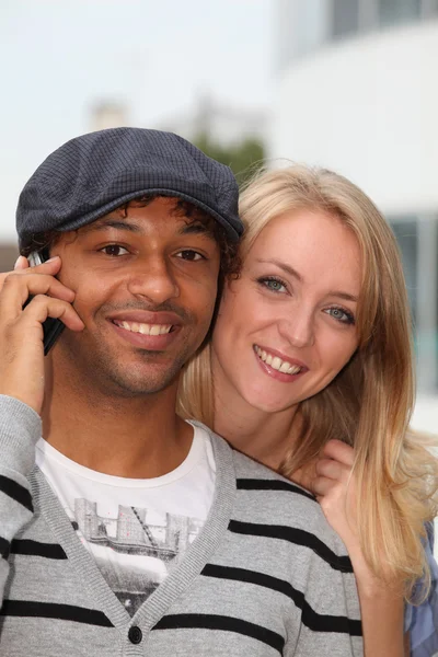 Νεαρό ζευγάρι με τηλέφωνο — Φωτογραφία Αρχείου