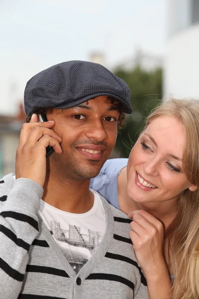 Jeune couple avec téléphone — Photo