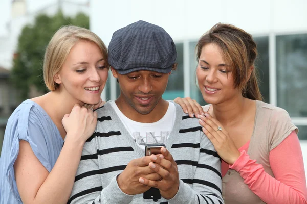 Grupo de amigos con teléfono móvil — Foto de Stock