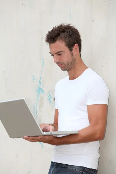 Студент с ноутбуком — стоковое фото
