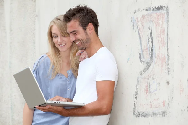 Couple of friends with laptop computer — Stock Photo, Image