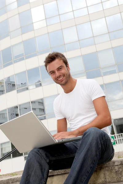 Estudiante universitario con el ordenador portátil — Stockfoto