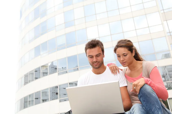 Couple of friends with laptop computer — Stock Photo, Image