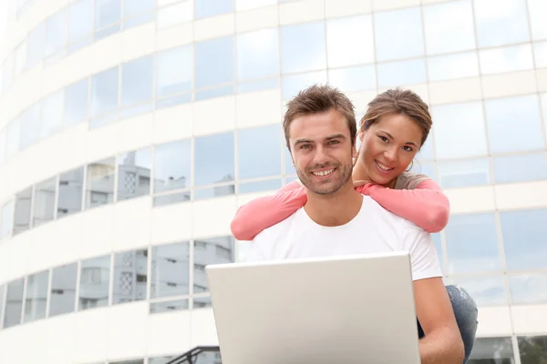 Paar van vrienden met laptopcomputer — Stockfoto