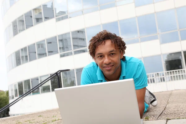 Studente universitario con computer portatile — Foto Stock