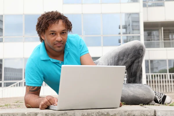 Estudiante universitario con computadora portátil — Foto de Stock