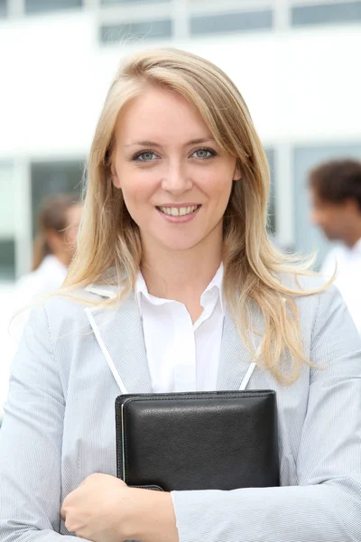 Young businesswoman standing in front of a group — Stock Photo, Image