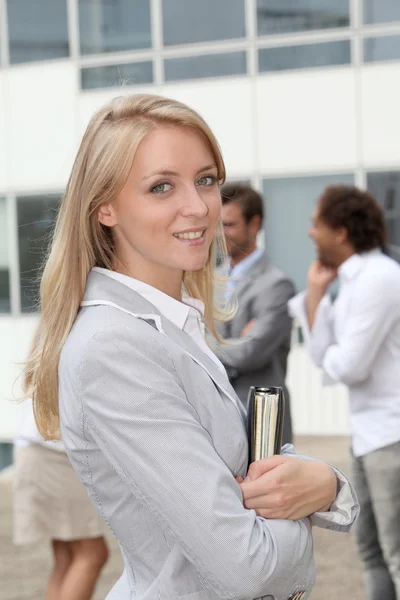 Young businesswoman standing in front of a group — Stock Photo, Image