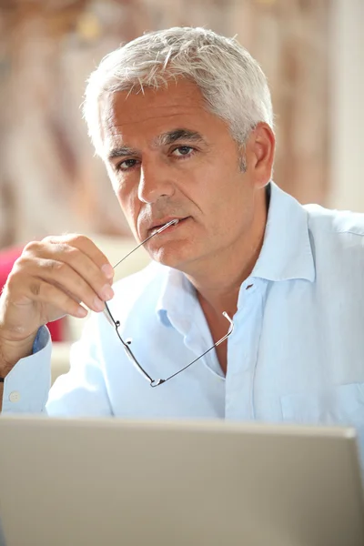 Hombre mayor frente a la computadora portátil — Foto de Stock