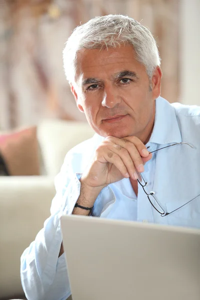 Senior man voor laptopcomputer — Stockfoto