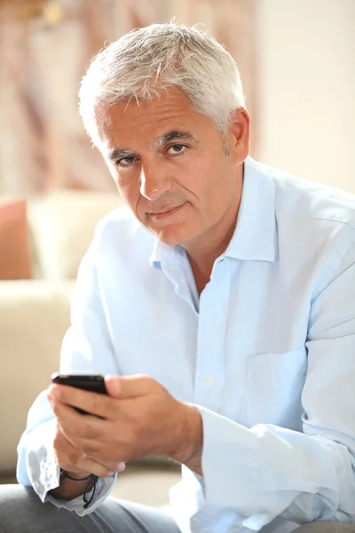 Idős férfi beszél mobilon. — Stock Fotó