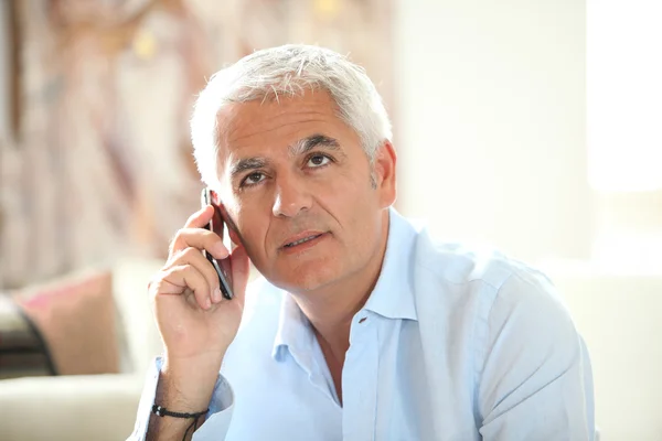 Hombre mayor hablando por teléfono móvil — Foto de Stock
