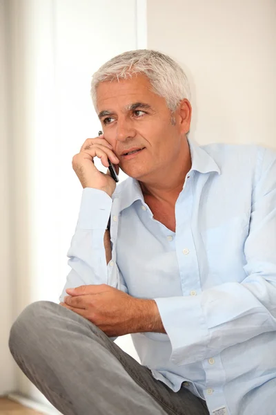 Starší muž mluví na mobilním telefonu — Stock fotografie