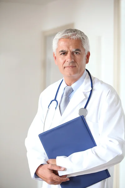 Lekarz stoi w hali — Zdjęcie stockowe
