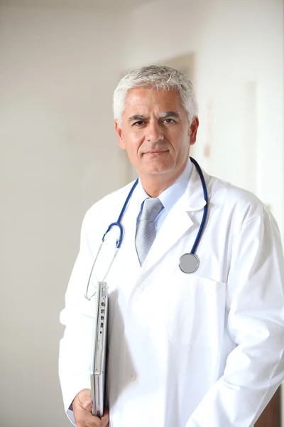 Médico em pé no corredor — Fotografia de Stock