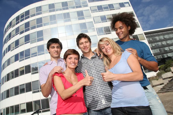 Grupp vänner på college campus — Stockfoto