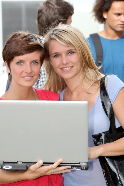 Estudiantes en el campus de la Universidad con el ordenador portátil — Stockfoto