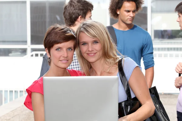Studenti del campus universitario con computer portatile — Foto Stock