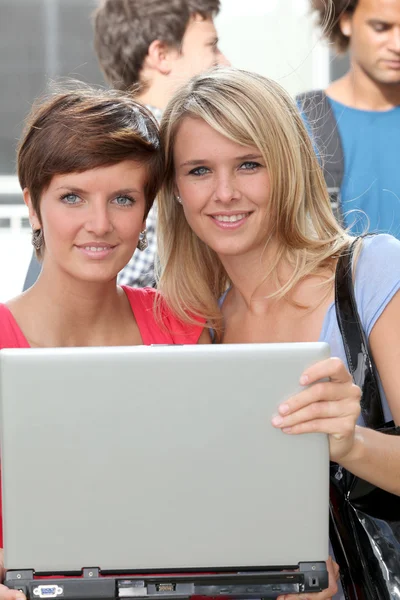 Estudiantes en el campus universitario con computadora portátil — Foto de Stock