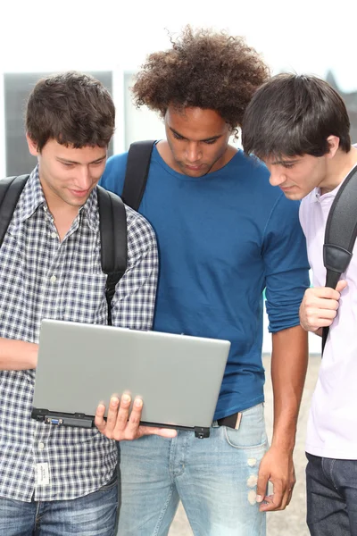 Grupo de estudantes com computador portátil — Fotografia de Stock